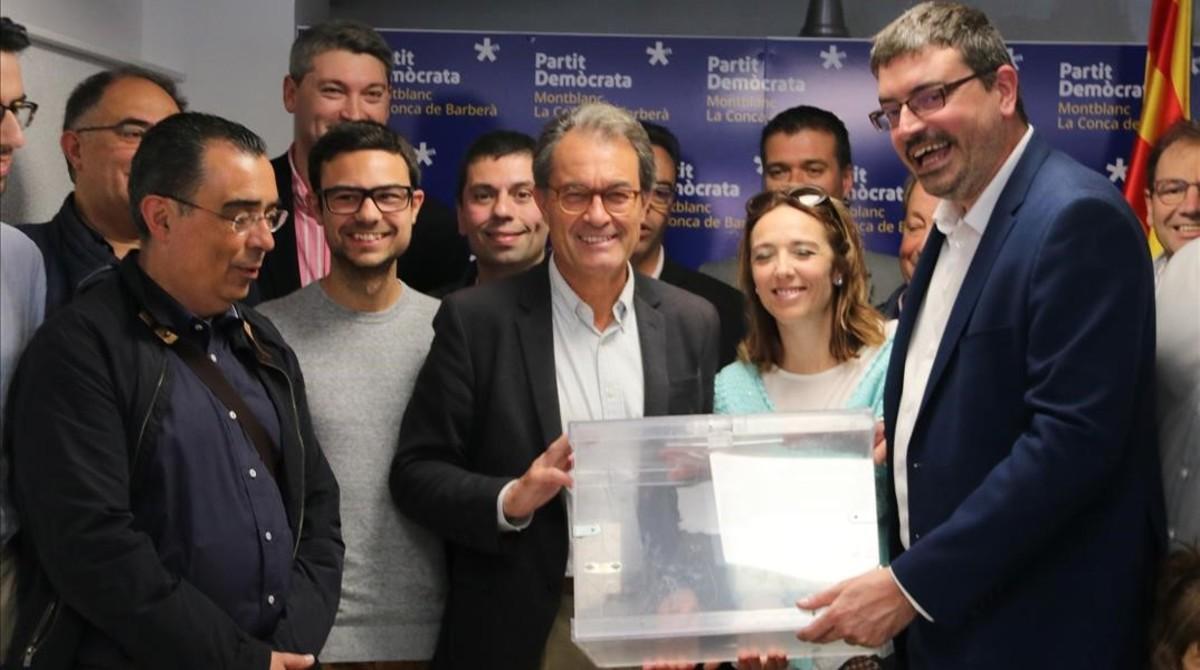 El ’expresident’ Artur Mas posa con una urna junto a miembros del PDECat de Montblanc, este sábado.