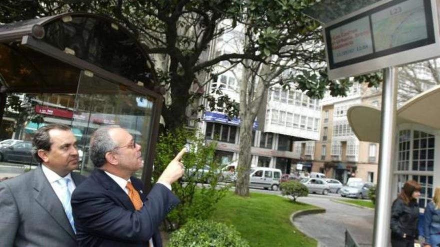 El edil de Transporte de A Coruña (derecha) inaugurando una parada de bus en la campaña de 2007. / la opinión