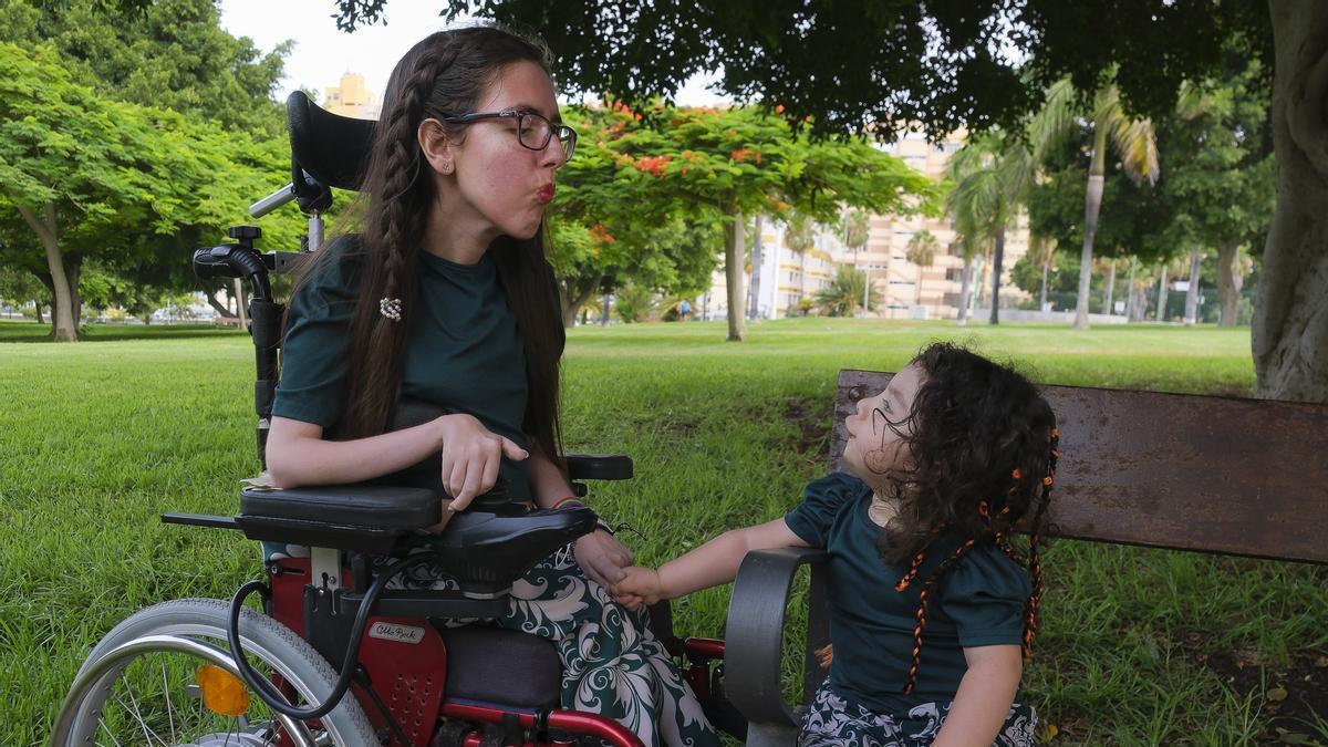 Sabela y Adhara, pacientes de AME, en el parque de las Rehoyas en Las Palmas de Gran Canaria