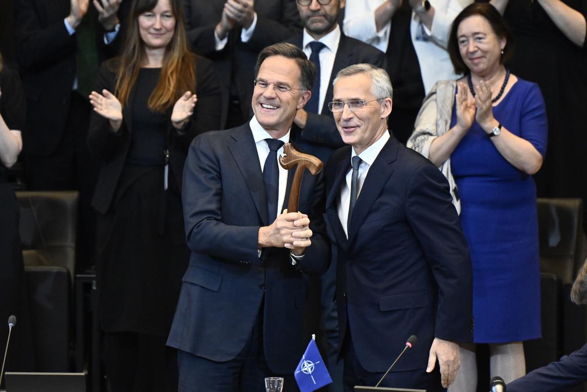 Traspaso de mando en la OTAN entre Jens Stoltenberg y Mark Rutte