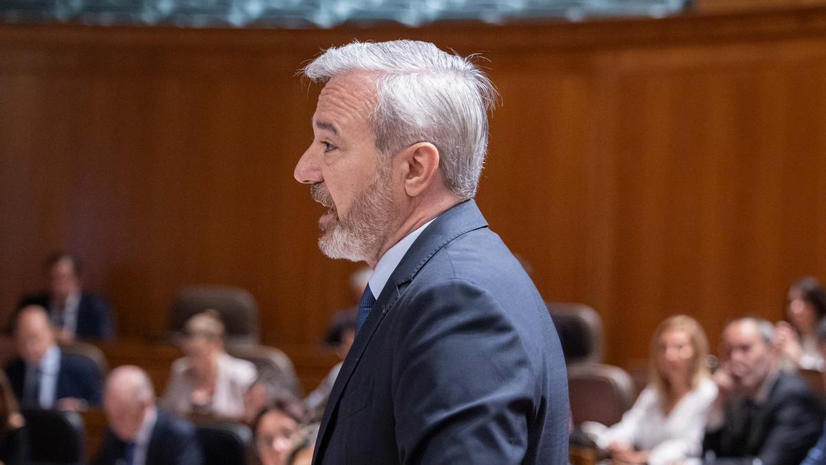 El preisdente del Gobierno de Aragón, Jorge Azcón, este viernes en el pleno autonómico.