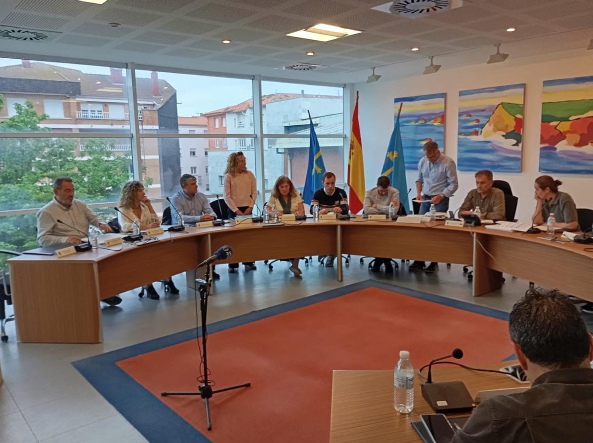 Noelia Alonso, de pie, jura su cargo como nueva edil del PP en el Pleno de aprobación del presupuesto.  | I. G.