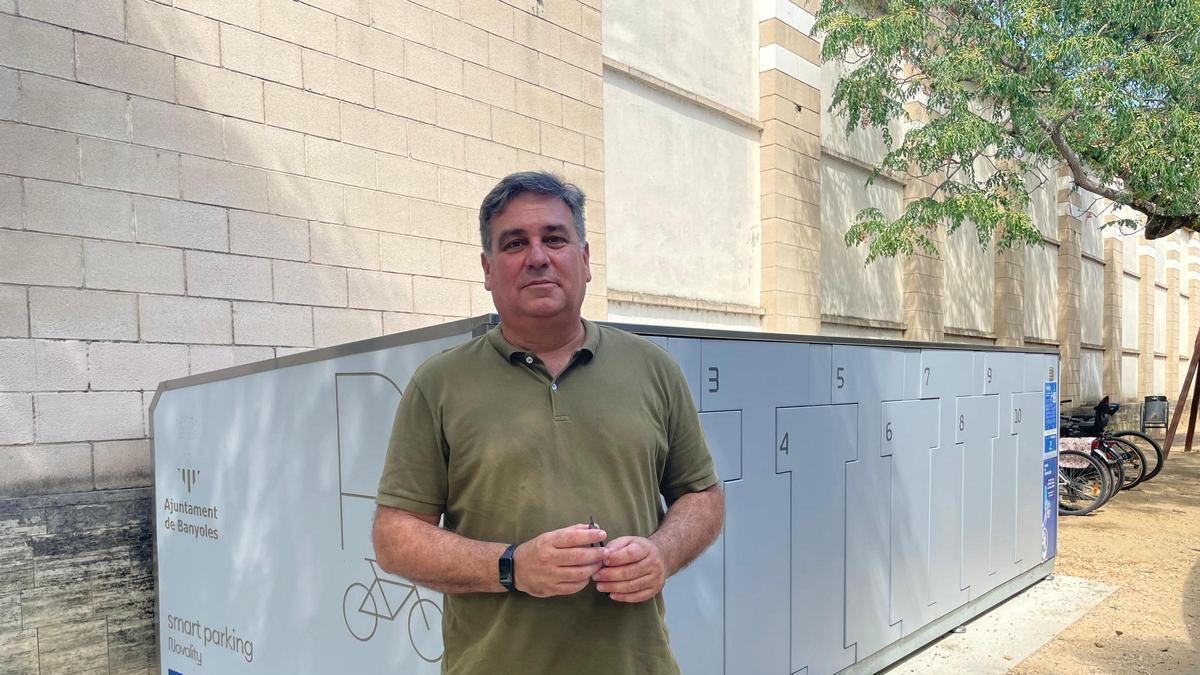 Albert Tubert, regidor de Polítiques Mediambientals, davant del mòdul de la plaça Doctor Rovira.