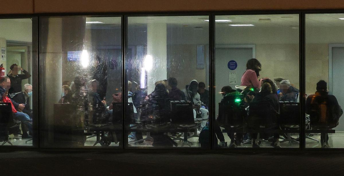 Sala de espera abarrotada anoche, en el hospital la Fe.