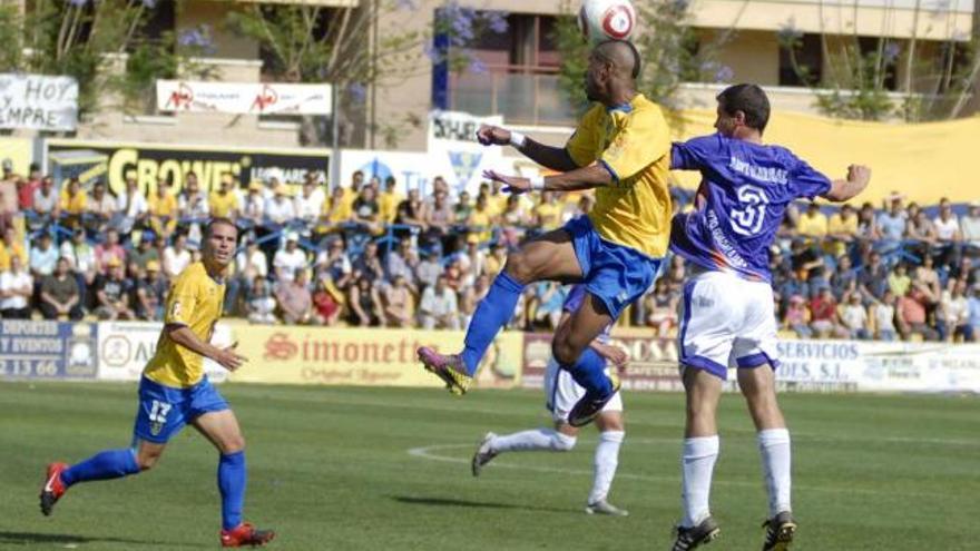 Mathias intenta cabecear un balón durante el encuentro de ayer disputado en Los Arcos.