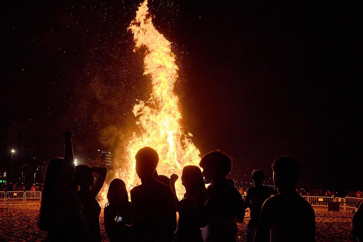 La afluencia de la playa de Gandia durante la fstividad de Sant Joan