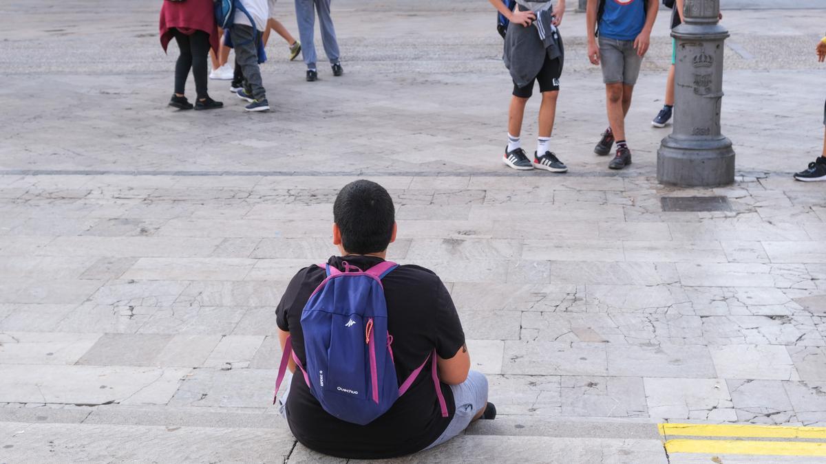 Un niño apartado en el recreo de un colegio, en imagen de archivo