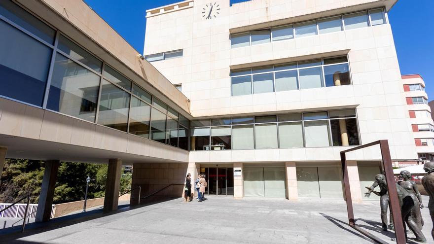 Una vista del edificio que ocupa el Ayuntamiento de Elche, en la parte que da al Mercado Central.