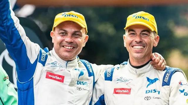 Yeray Mujica y Enrique Cruz, respectivamente, celebran su victoria en el Rally de Telde.