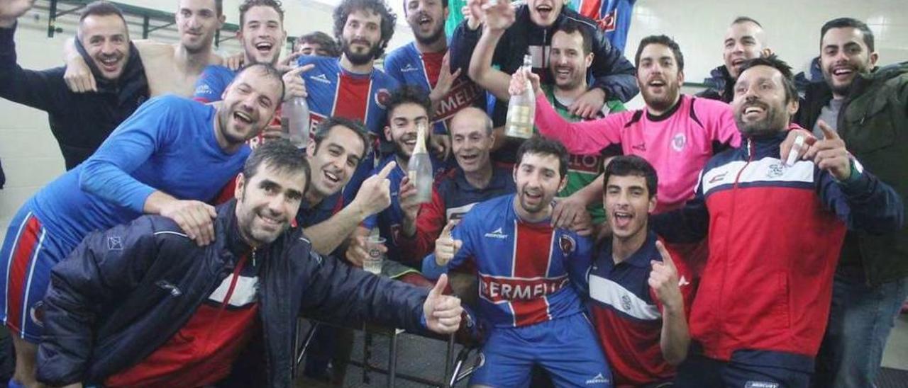 Los jugadores de la UD Ourense celebran el ascenso en el vestuario de O Couto. // Yedra Seara