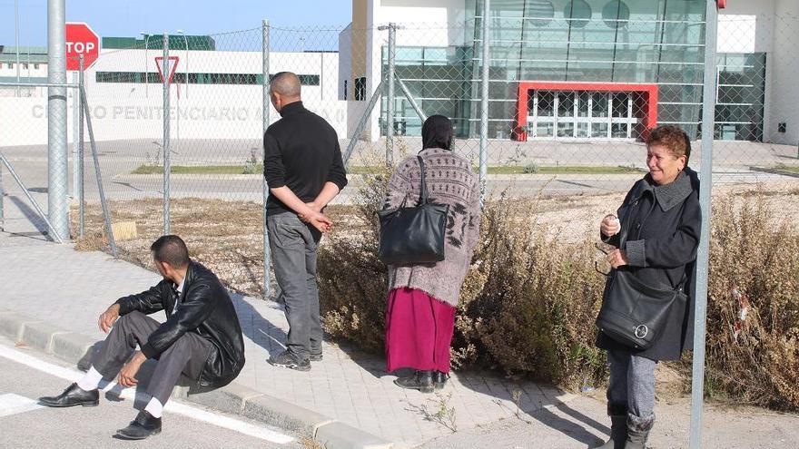 Familiares de inmigrantes esperan a las puertas de la cárcel de Archidona