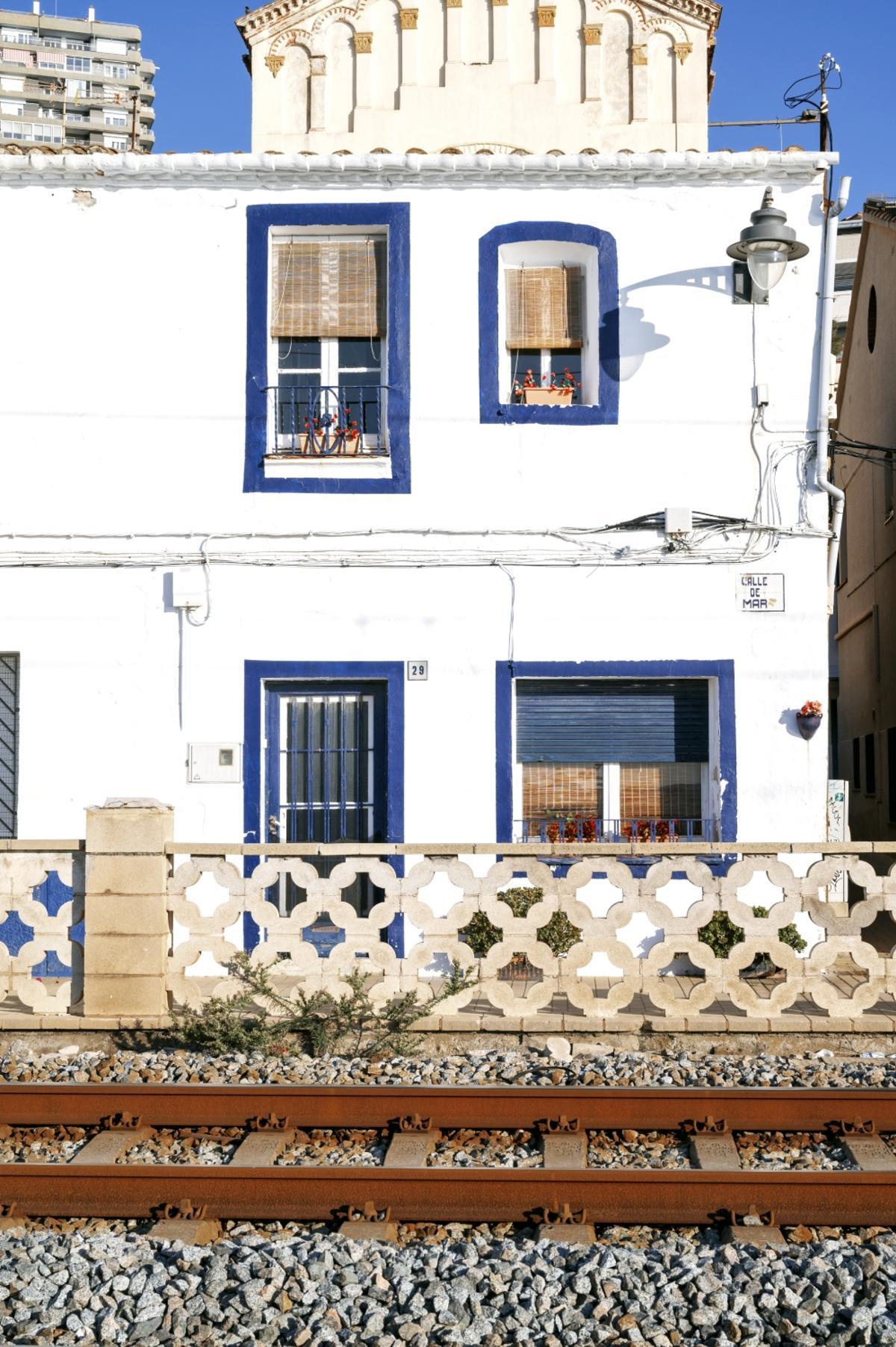 Vivienda junto a la vía del tren en primera línea de costa en Montgat