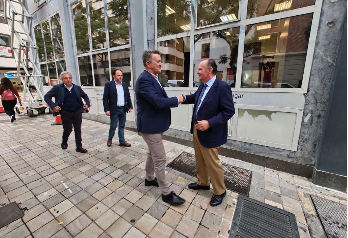 El conseller Vicente Martínez Mus con el presidente de la Cámara de Comercio, José Vicente Morata