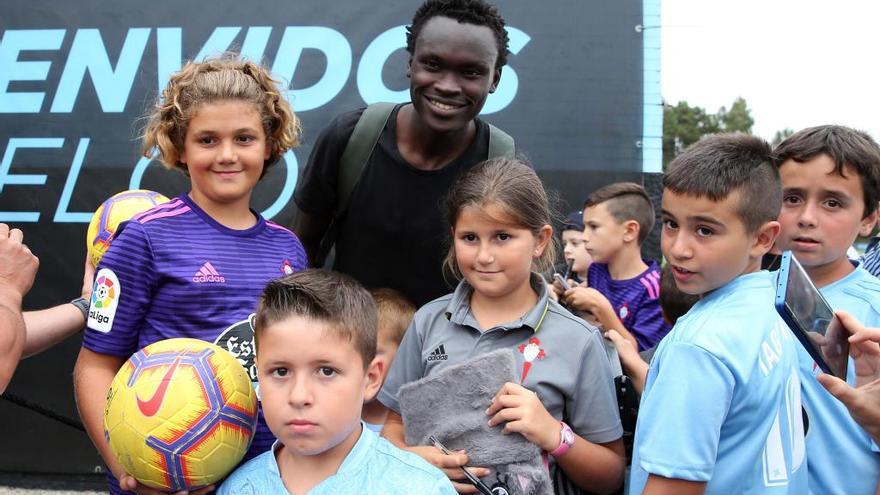 Pione Sisto, con aficionados, a la salida de un entrenamiento.