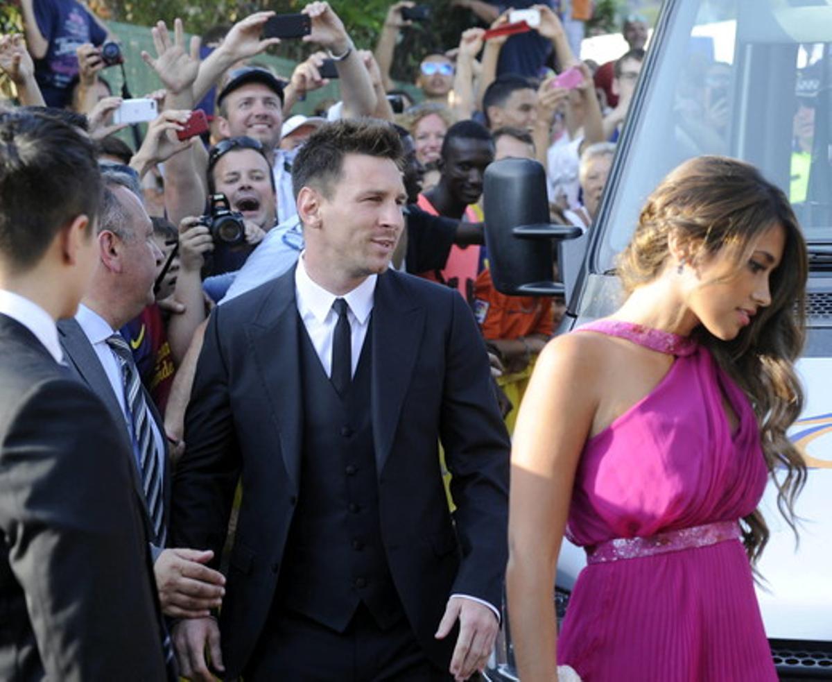 El jugador argentino del F.C. Barcelona Lionel Messi junto a su pareja, Antonella Rocuzzo.