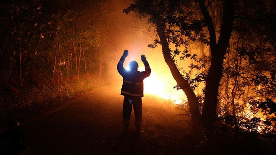 Incendio en Santa María de Oia (Pontevedra). / EFE / Sxenick