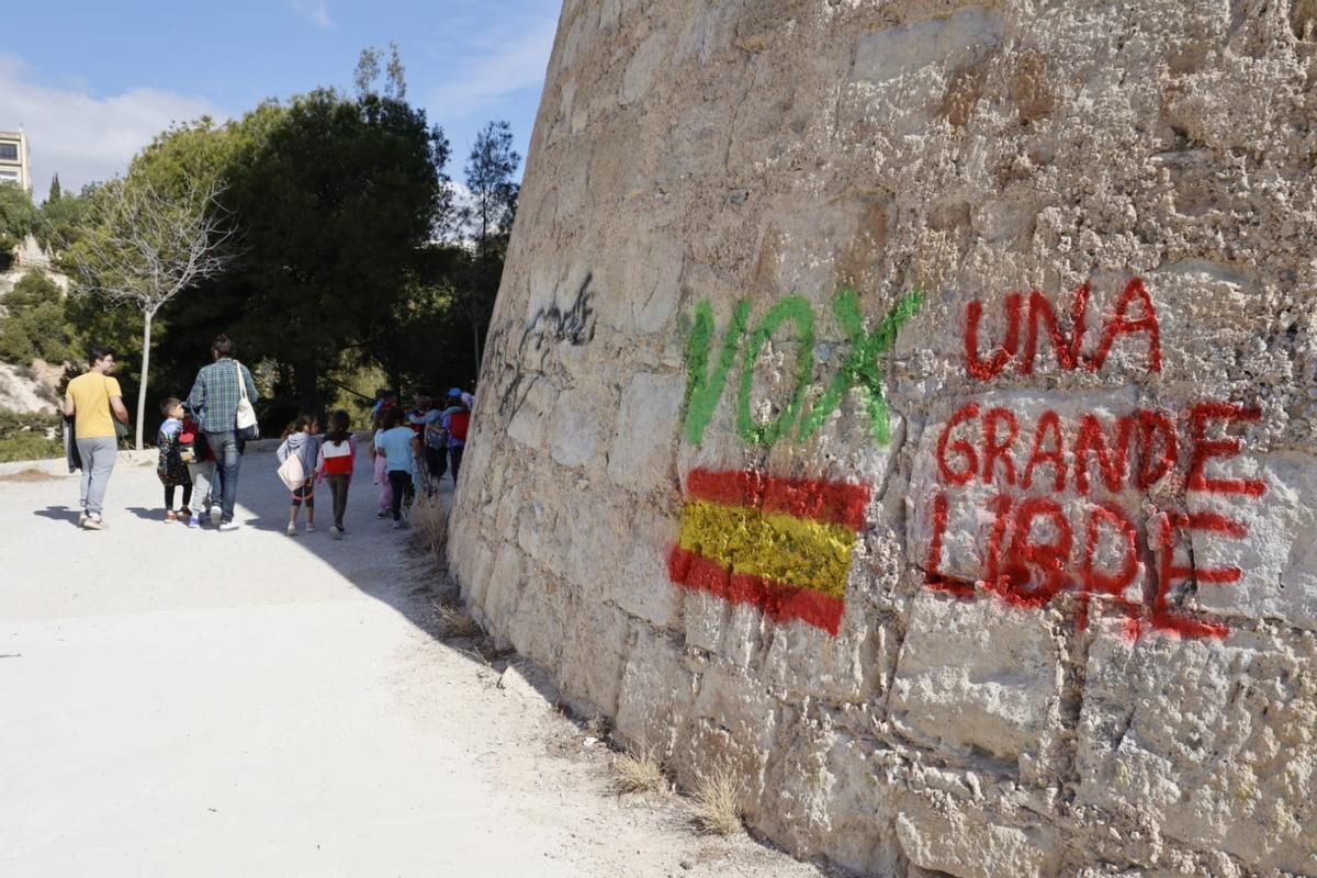 Pintadas en el torreón del castillo de San Fernando