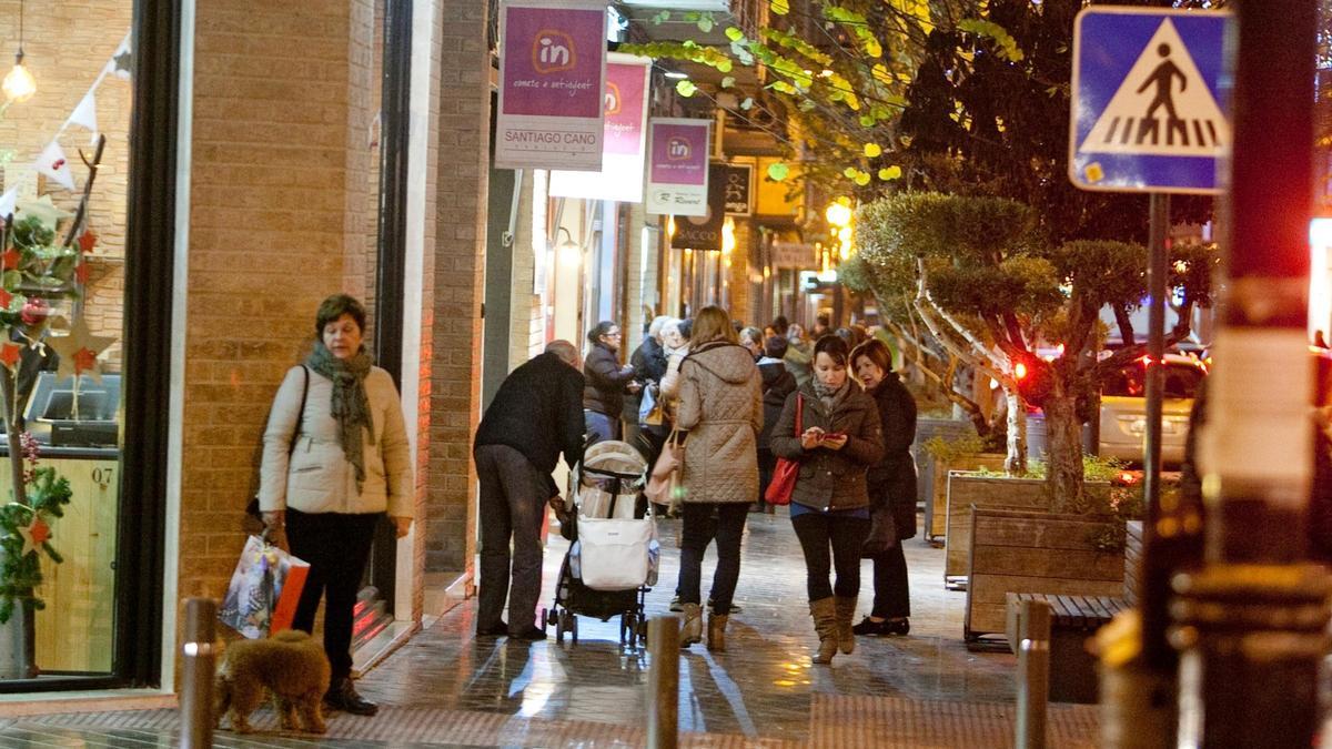 Residente de Ontinyent realizando compras navideñas, en una imagen de archivo.