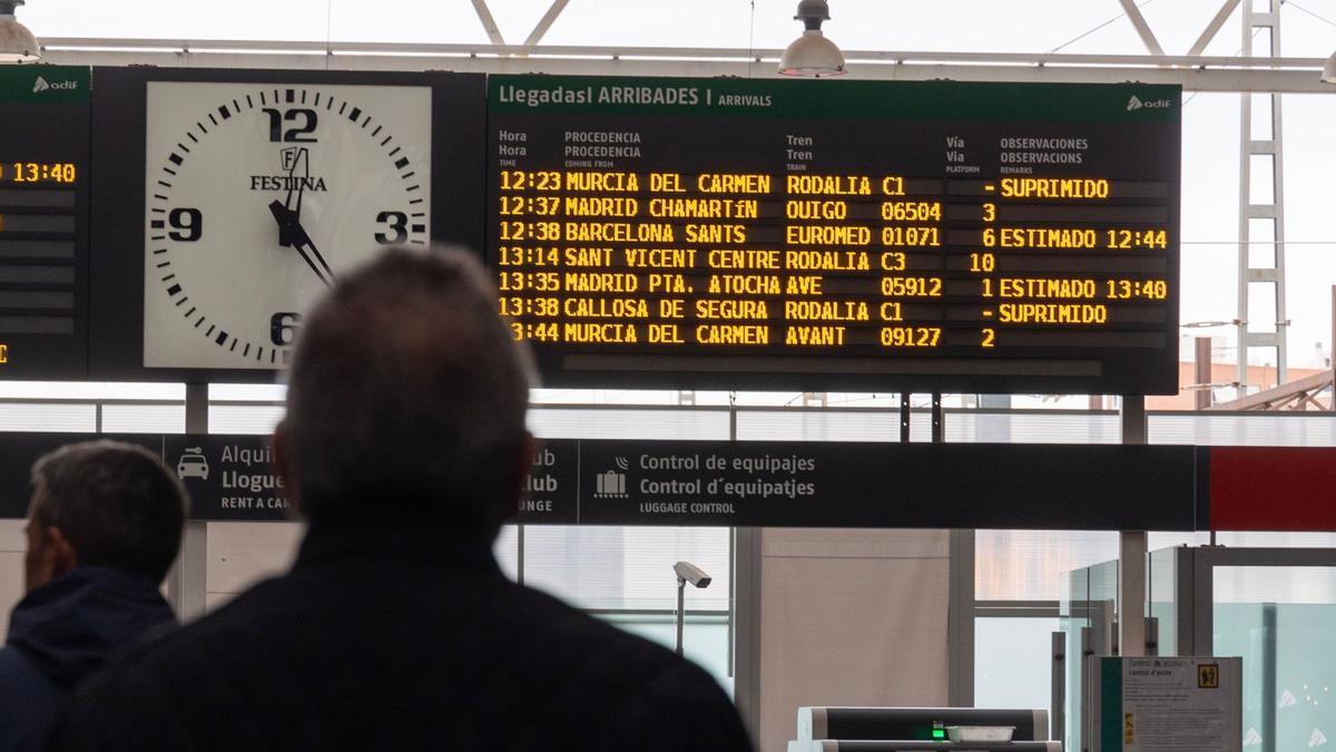Paneles informando de la llegada de trenes esta mañana en la estación de Alicante.