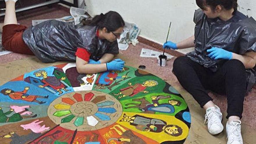 Dos de las alumnas durante la realización de la balconada con motivo del 800 aniversario.