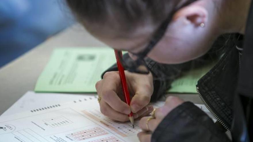 Una alumna contestando a la prueba.