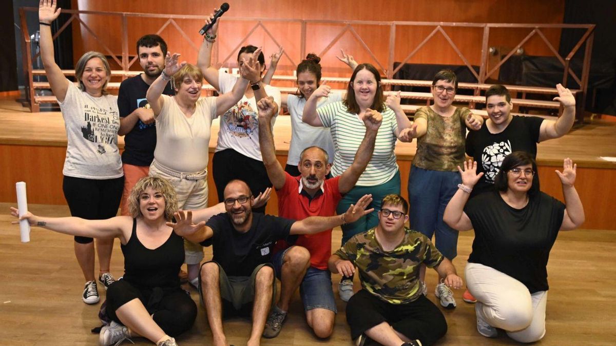 El grupo de teatro del Juan María, ayer, en el ensayo en el auditorio.