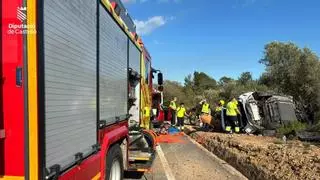 Rescatan a un conductor atrapado en su coche tras salirse de la vía y quedar semivolcado en Castellón