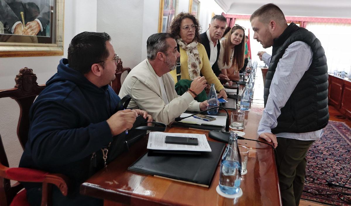 Los concejales de Más por Arona con el edil de NC (en primer término) y el de Vox, de pie. | MARÍA PISACA