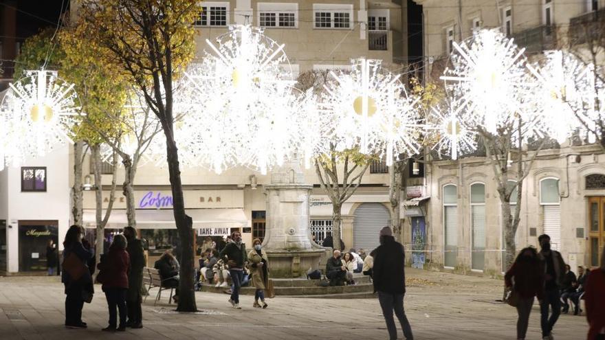 Una plaza de Vigo iluminada con luces de Navidad