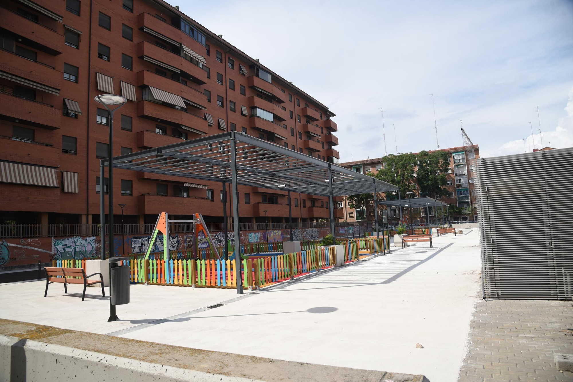 En imágenes | Así es la nueva plaza junto al parque Bruil de Zaragoza