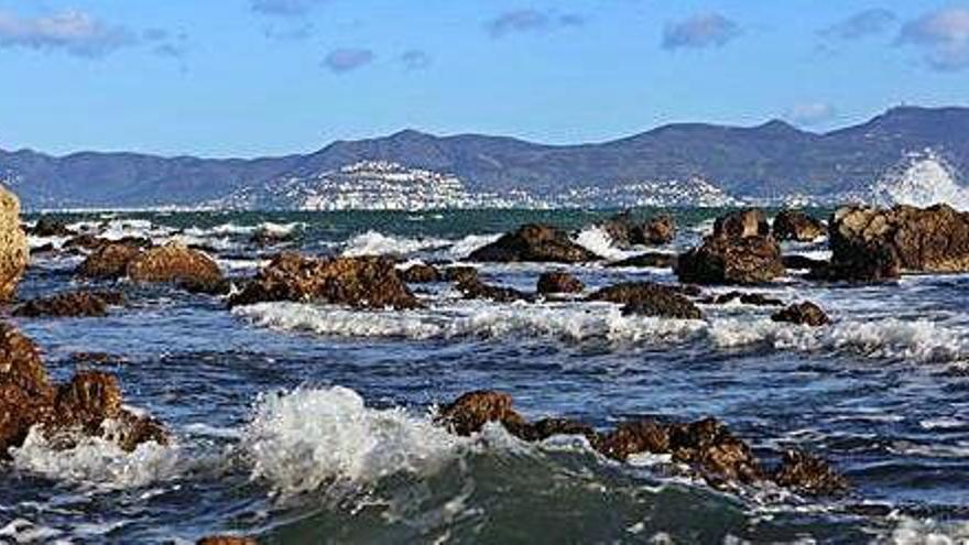El fort onatge colpejant les roques, ahir, davant la costa de l&#039;Escala.
