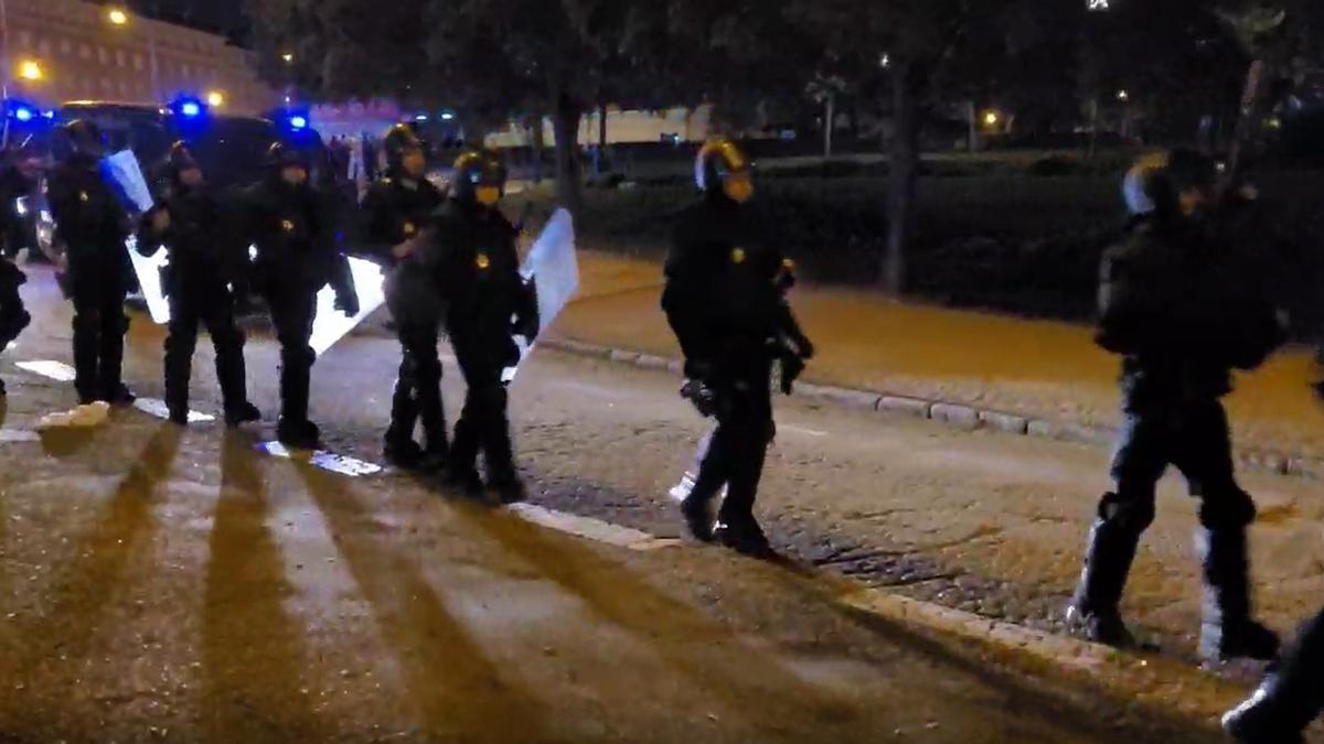 La Policía Nacional desplegada para dispersar a los jóvenes en un botellón de Madrid.