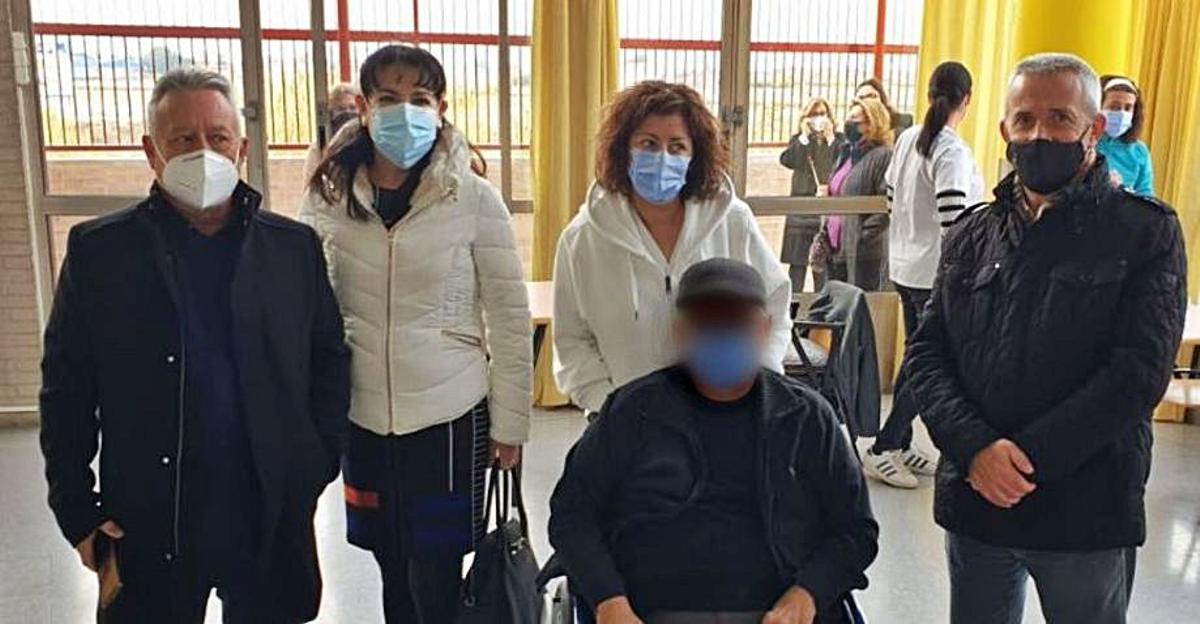 El concejal de Orihuela (a la derecha de la imagen) en la residencia. | INFORMACIÓN
