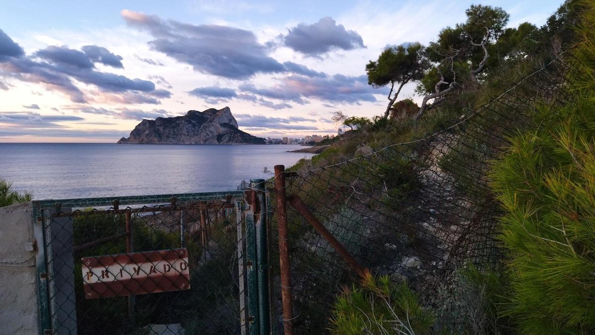 Los terrenos litorales del Tossal de l'Asprar; al fondo, el Penyal d'Ifac