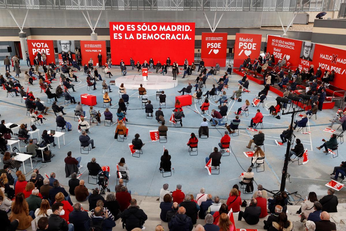 El candidato socialista el 4-M, Ángel Gabilondo, durante un acto de campaña en Getafe con Pedro Sánchez, el pasado 25 de abril. 