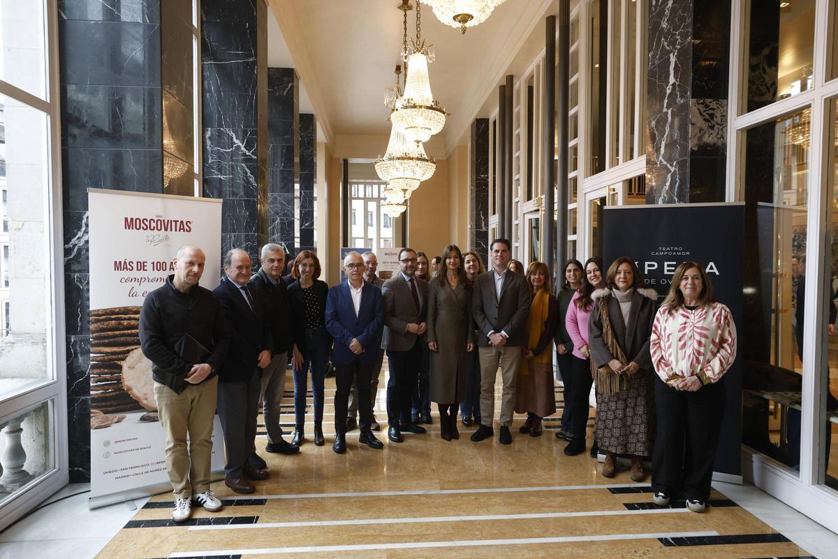 Por la izquierda, en primera fila, Celestino Varela, Juan Carlos Rodríguez-Ovejero, Juan Castañón y Mónica Díaz (en representación de la Mesa del Tercer Sector del Principado), Antón García, David Álvarez, Leticia González, Francisco Gayoso, Carmen Vidal (Asociación Patos Salvajes), Beatriz Lorences (TRAMA), Andrea Iglesias (Fundación Vinjoy), María Manzaneque (ANDADE Asociación Nacional de Amputados), Macarena Alonso (Asociación Galbán); en segunda fila, Berg Ferop y Gretel Villanueva (ACCEM), Carmen Nicolás (Programa AVIS, Alter Vía Inclusión Socio Laboral).