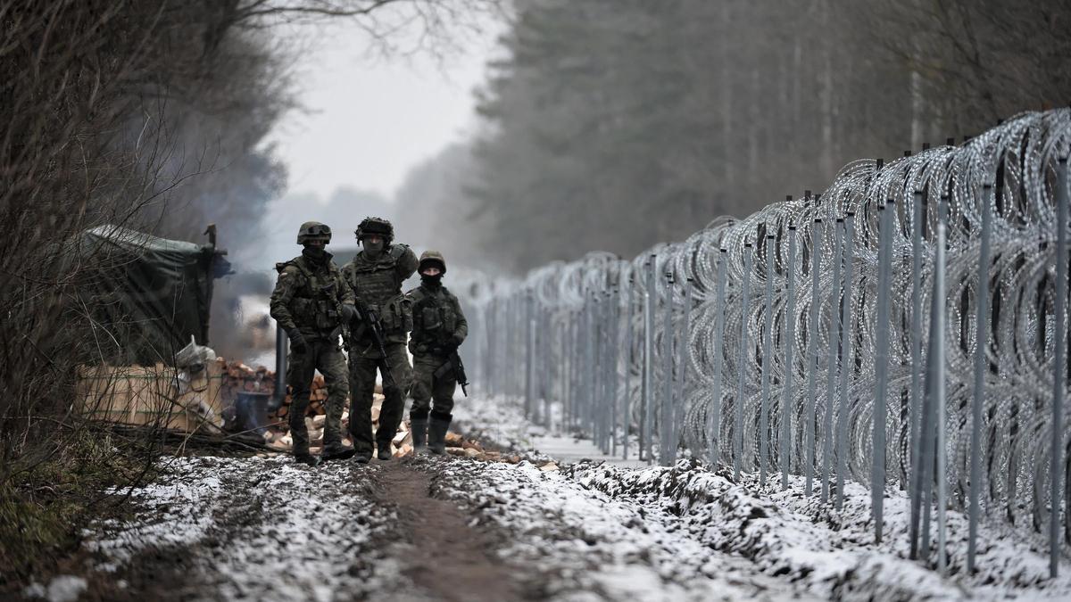 Soldados polacos patrullan la zona fronteriza tras el intento de cruce de migrantes desde Bielorrusia