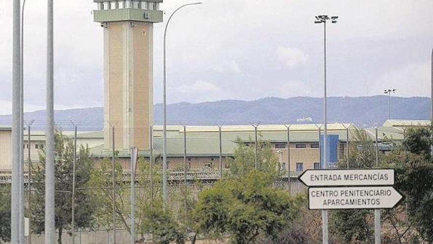 Fallece un trabajador de la prisión de Córdoba de un infarto el día que se jubilaba