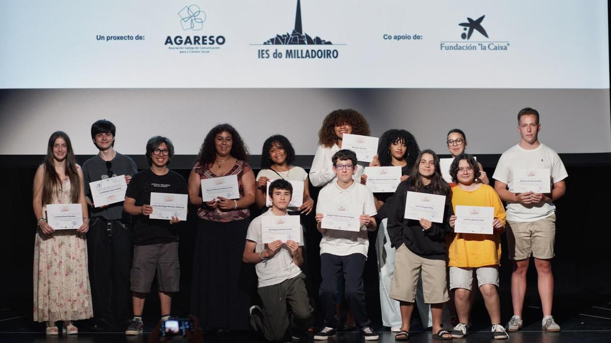 Mozas e mozos participantes no proxecto A tribo do Milladoiro, na estrea das curtametraxes que rodaron.