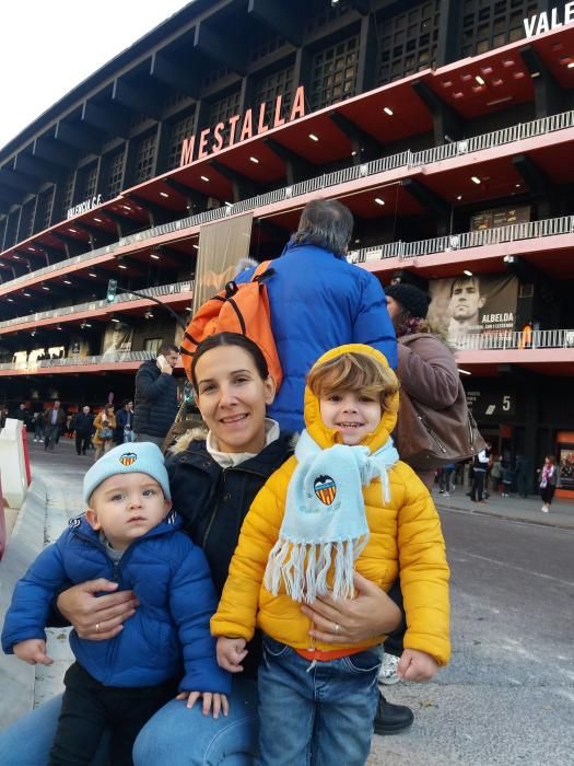 OLVER Y GUILLERMO A Mestalla con mamá