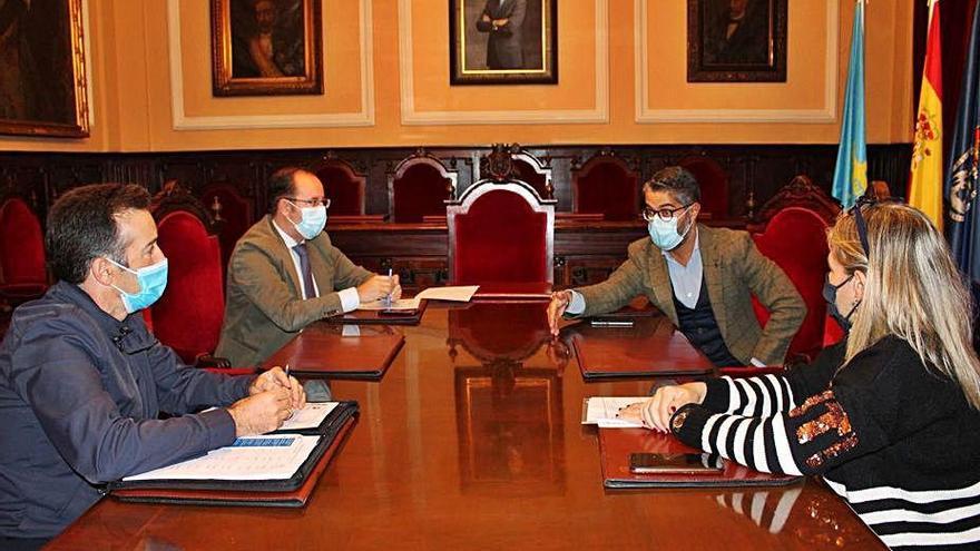 Mario Arias y Gerardo Antuña, en el centro, durante la reunión con los vecinos de Abundio Gascón, ayer.