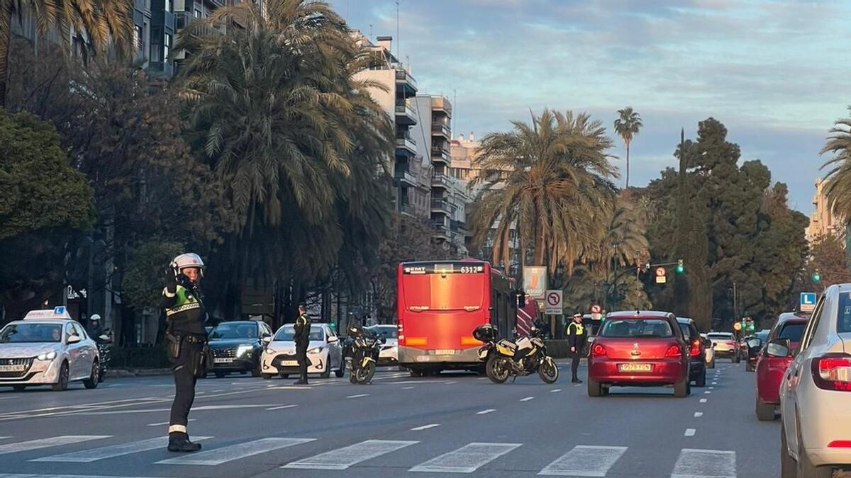 Ocho heridos leves en un accidente de un autobús de la EMT en València.