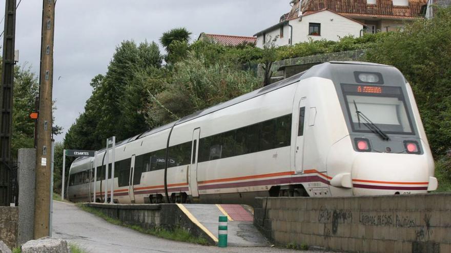 El apeadero de Cesantes, en el que se eliminará el paso a nivel.  | |  FDV