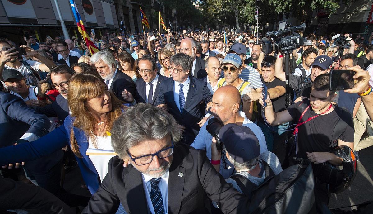 Carles Puigdemont aparece por la calle Trafalgar para acudir al acto de bienvenida preparado para recibir al ex president en su regreso a Catalunya