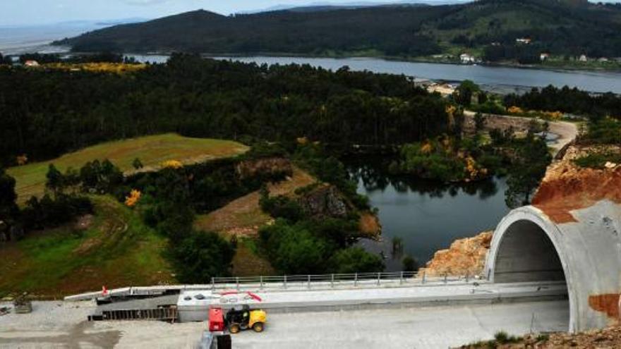 En primer término, el trazado del TAV a su llegada al túnel de Abalo. Justo debajo, la laguna Pedras Miúdas. Al fondo, el Ulla y la ría.  // Abella