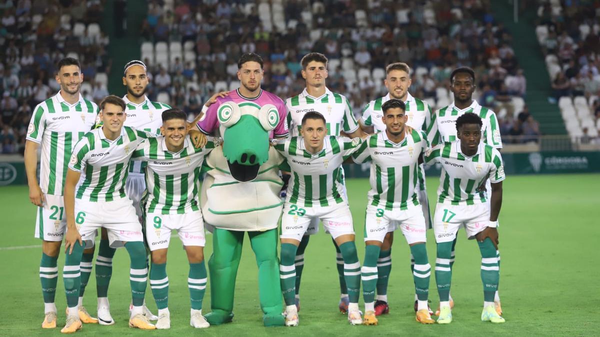 Once del Córdoba CF ante el Linares, con Gudelj como capitán.