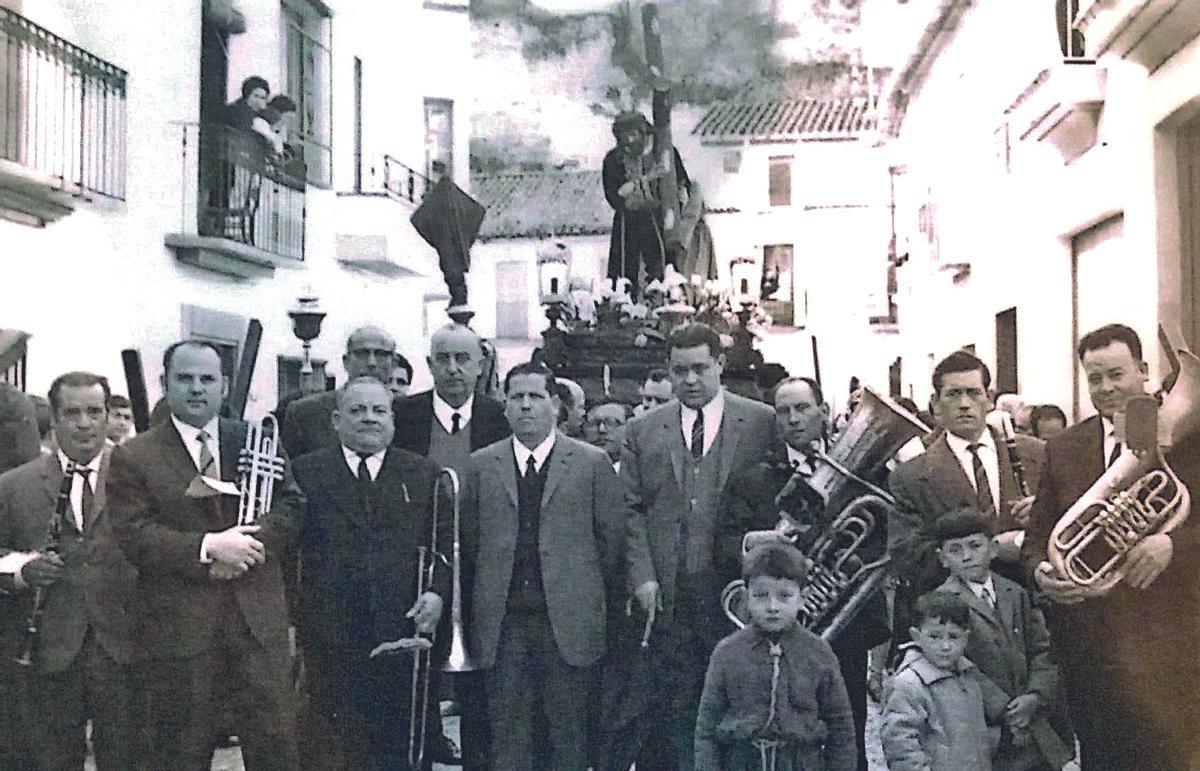 Castro del Río. El coro de capilla ante Jesús Nazareno en una imagen de hace varias décadas.