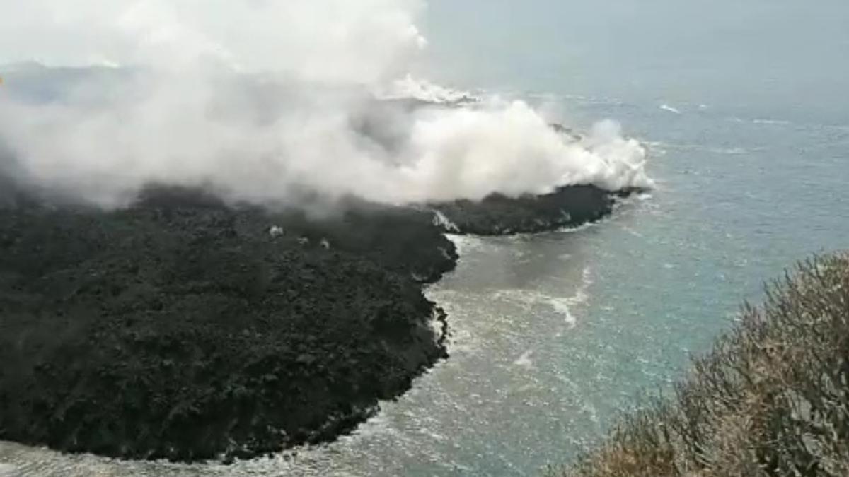 Así se ve la entrada de lava del volcán de La Palma al océano