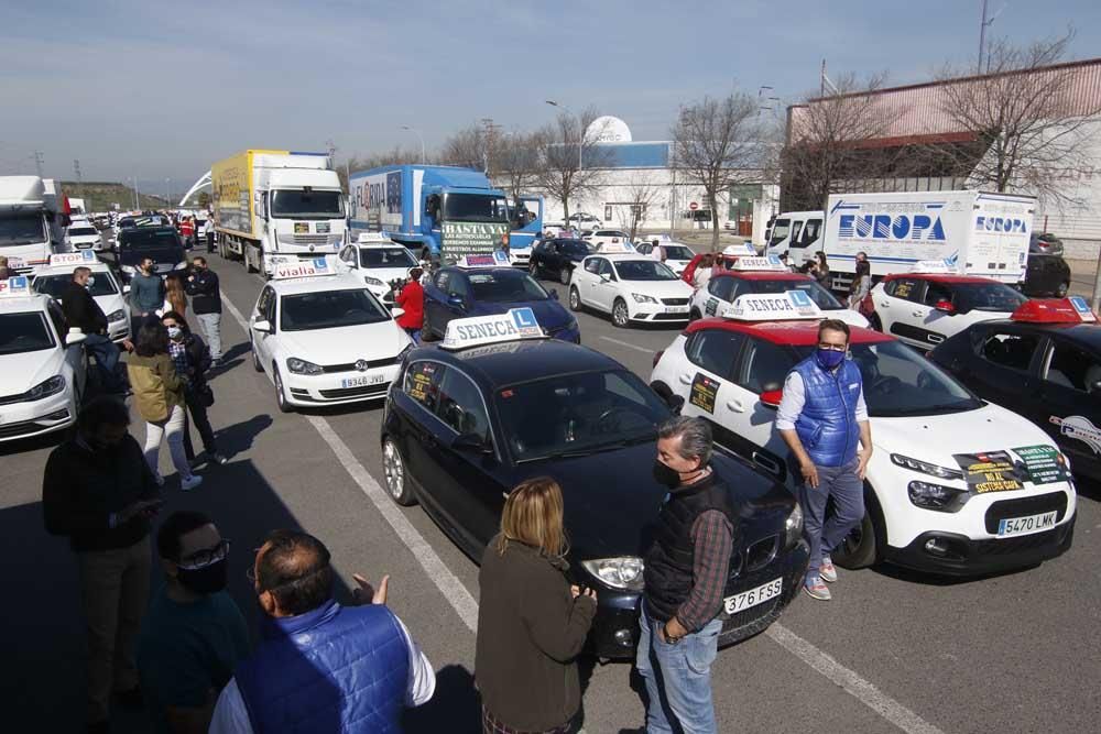 Las Autoescuelas Paralizan La Ciudad En Protesta Por Los Exámenes Capa ...