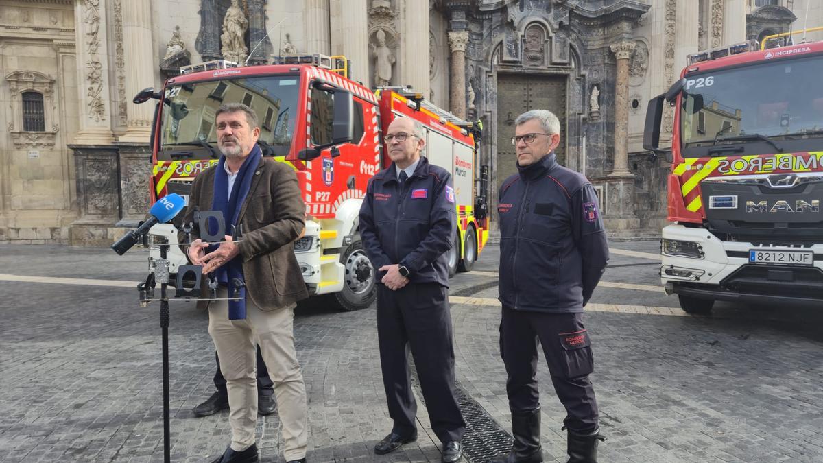 El concejal de Seguridad Ciudadana y Emergencias, Fulgencio Perona, junto a los dos nuevos vehículos en la plaza de Belluga.